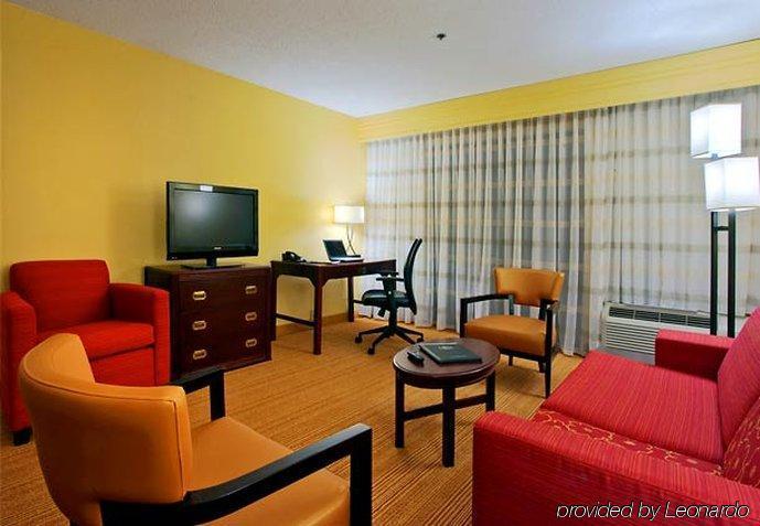 Courtyard By Marriott Valdosta Hotel Стая снимка