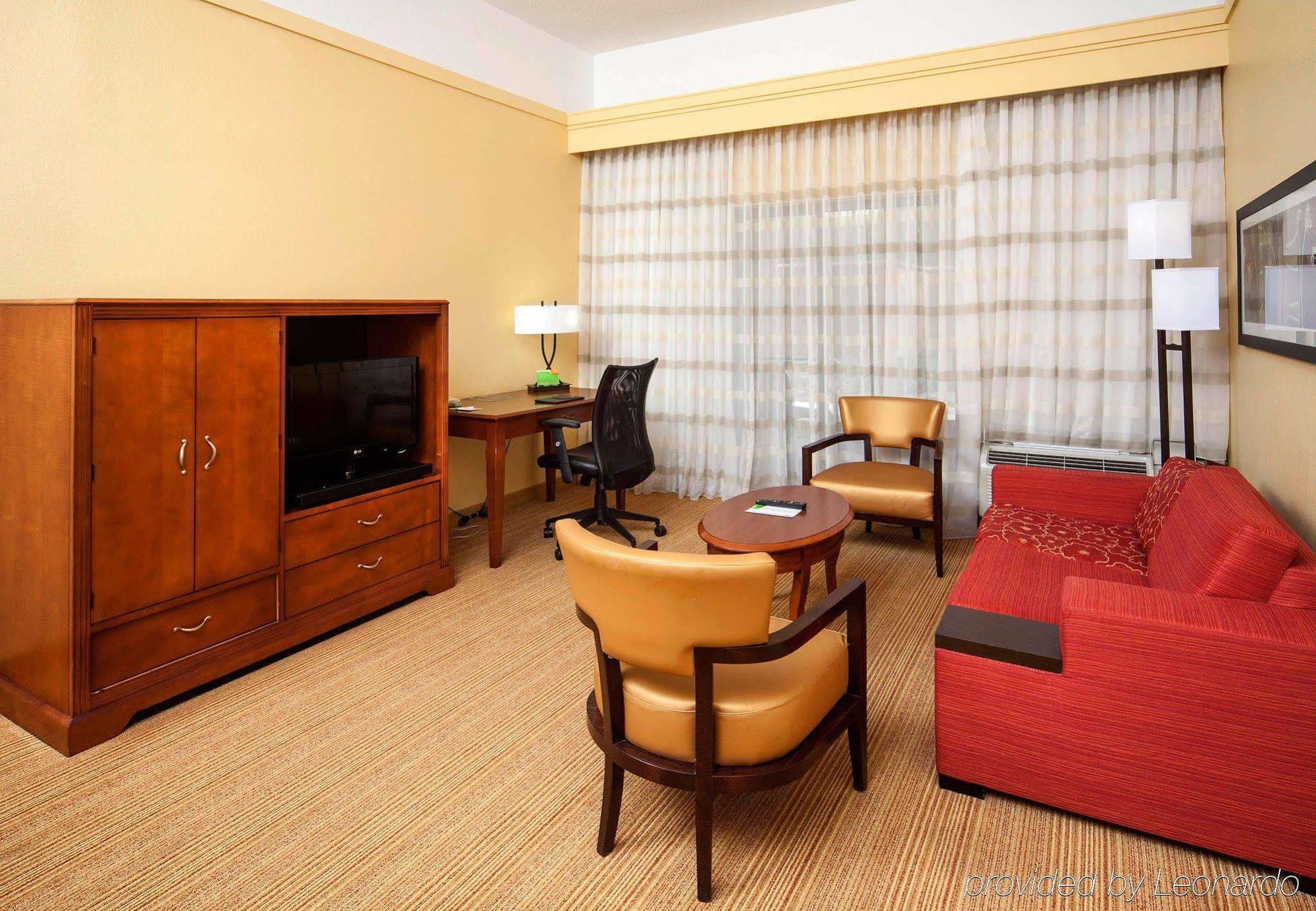 Courtyard By Marriott Valdosta Hotel Екстериор снимка