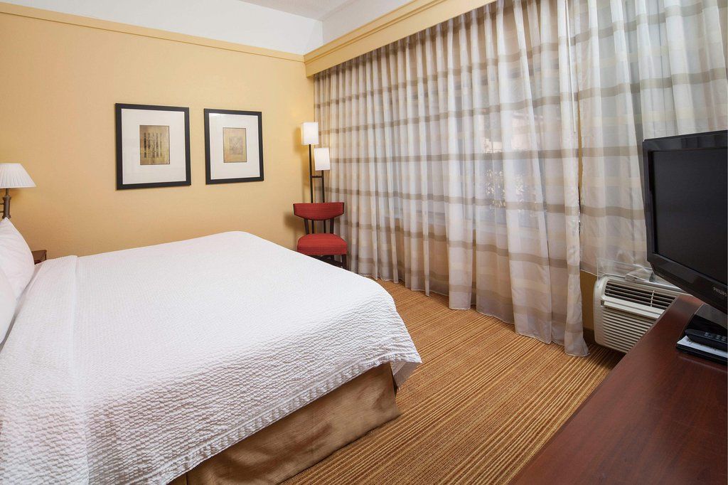 Courtyard By Marriott Valdosta Hotel Екстериор снимка